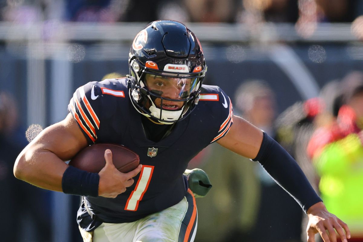 Chicago Bears Justin Fields  Chicago bears pictures, Chicago bears,  Chicago cubs