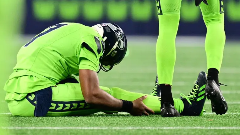 Seahawks QB Geno Smith Suffers Knee Injury in Loss to Packers